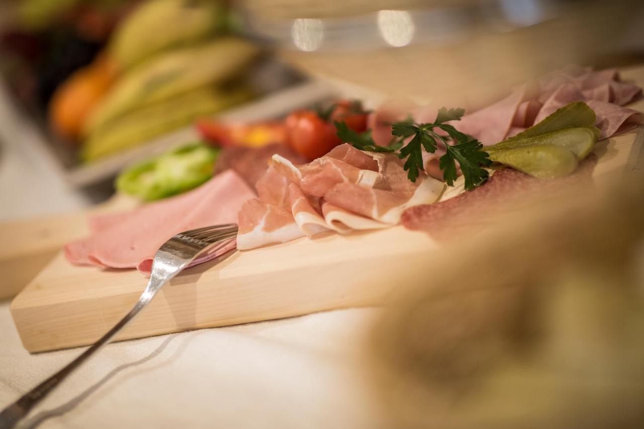 Restaurant Gaestehaus Wiesenheim Uderns Eksteriør billede
